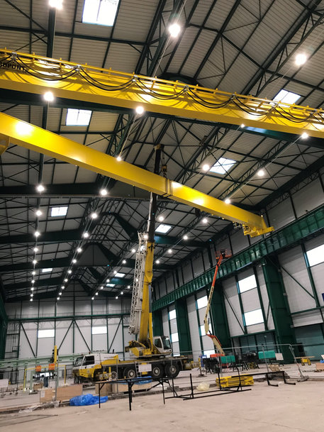 A 40 tonne overhead crane with a span of 34 meters for handling single moulds